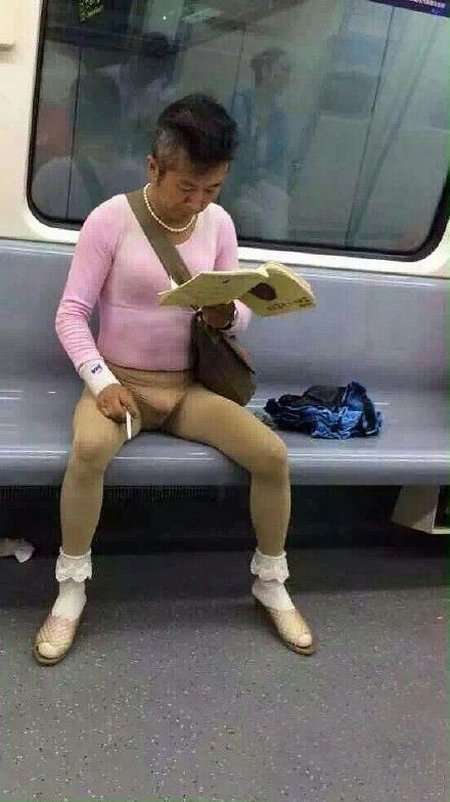 Мужик в метро ( 3 фото)
