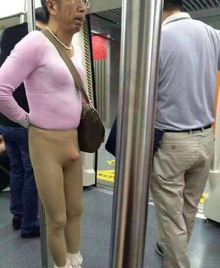 Мужик в метро ( 3 фото)
