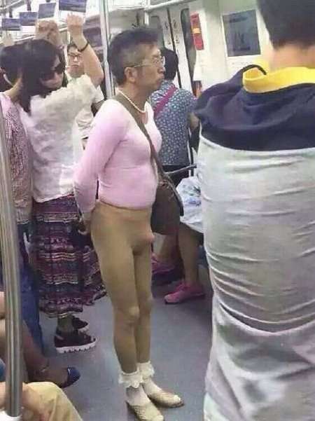 Мужик в метро ( 3 фото)