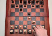 Шахівниця, що грає самостійно, ставить мат за допомогою саморобної автоматизації