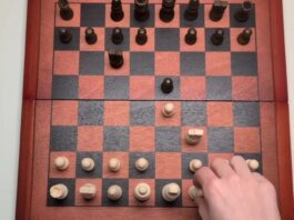 Шахівниця, що грає самостійно, ставить мат за допомогою саморобної автоматизації