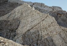 Фотограф знаходить тисячі відбитків динозаврів тріасового періоду на стрімких гірських скелях