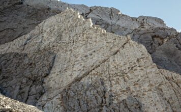 Фотограф знаходить тисячі відбитків динозаврів тріасового періоду на стрімких гірських скелях