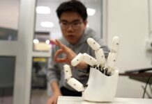 Браслет Дозволяє Людям Безпосередньо Керувати Роботами Жестами Рук