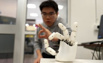 Браслет Дозволяє Людям Безпосередньо Керувати Роботами Жестами Рук