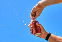 Хитрість з газуванням: як чотири постукування запобігають вибуховому шипінню