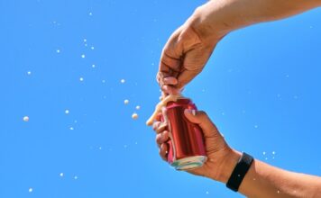 Хитрість з газуванням: як чотири постукування запобігають вибуховому шипінню